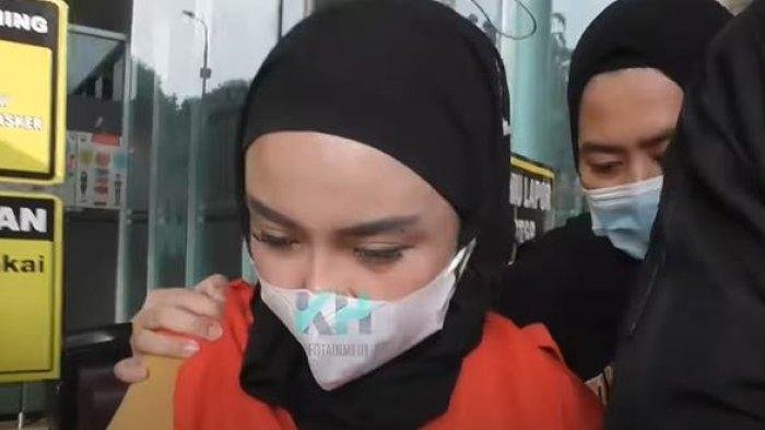 Papasan dengan Medina Zein di Polda, Uya Kuya Doakan Sehat, Reaksi Istri Lukman Azhari Cuma Bengong