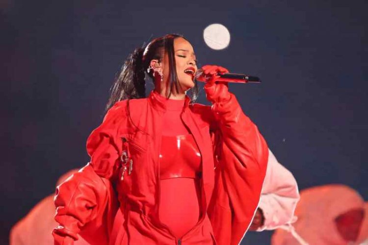 Lagi Hamil, Gaya Fashion Merah Rihanna di Super Bowl 2023 Spektakuler