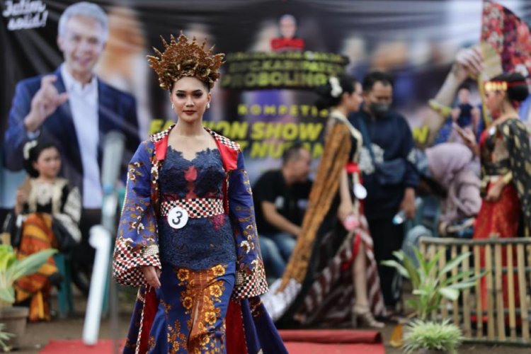 Lomba Fashion Adat Nusantara di Tengah Permukiman Warga Probolinggo, Lihat
