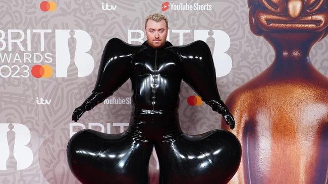 Pakai Bodysuit Balon, Gaya Sam Smith di Brit Awards Viral Jadi Meme