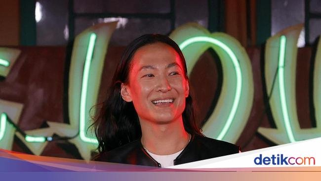 'Comeback' Alexander Wang yang Kontroversial, Dibela Julia Fox