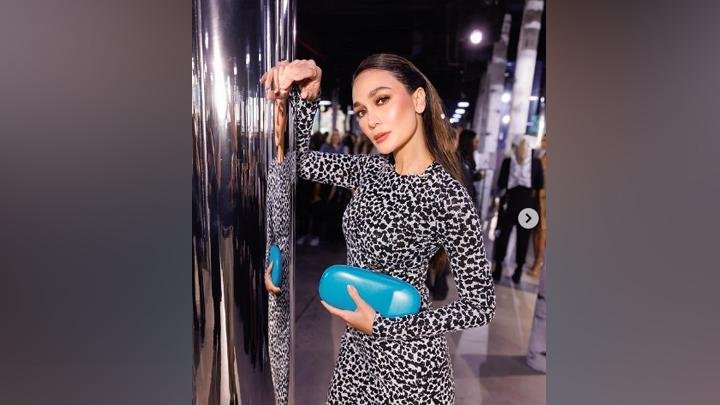 Luna Maya Tampil Chic dengan Mini Dress Animal Print di Fashion Show Michael Kors