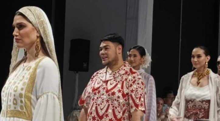 Busana Muslim Corak Putih Dipadupadankan dengan Emas, Bakal Jadi Tren Fashion Idul Fitri Tahun Ini