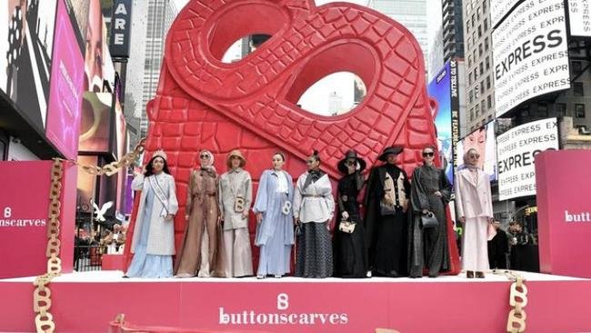 Intip Keseruan Brand Lokal Buttonscarves Ikuti New York Fashion Week, Buat Instalasi Tas Raksasa di Times Square!