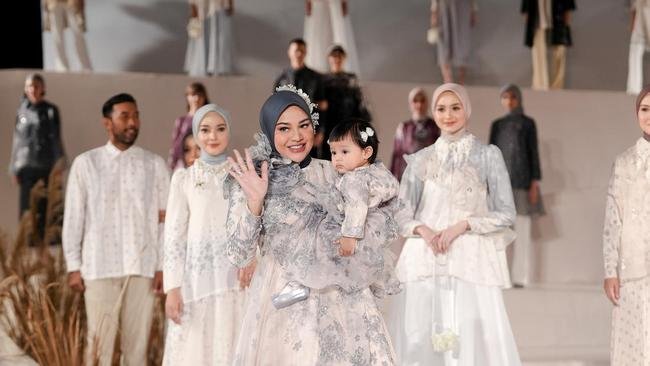Potret Aurel Hermansyah dan Marsha Timoty Bersama Anak saat Jadi Model di Fashion Show Klamby