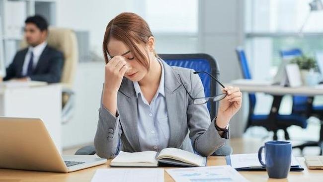 Hindari 7 Kebiasaan yang Bisa Memicu Stres di Tempat Kerja, Cek Kamu Suka Lakukan?