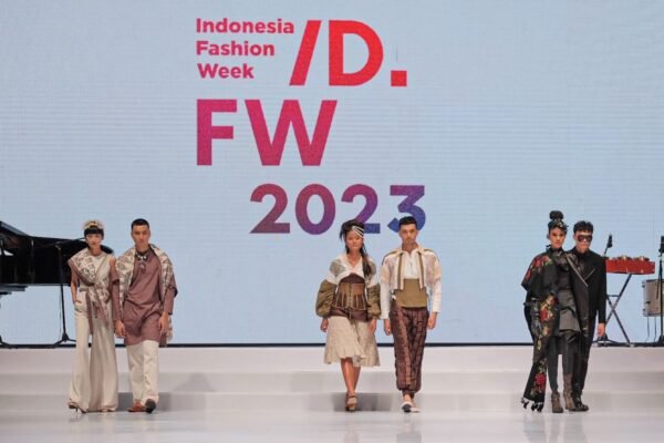 Sandiaga: Indonesia Fashion Week 2023 Harus Ikut Dorong Kebangkitan Ekonomi