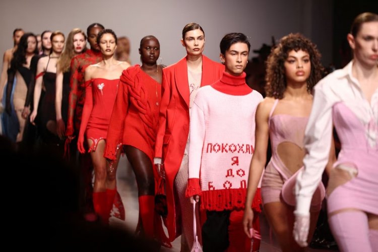 Tiga Desainer Ukraina 'Melarikan Diri dari Kenyataan' ke London Fashion Week
