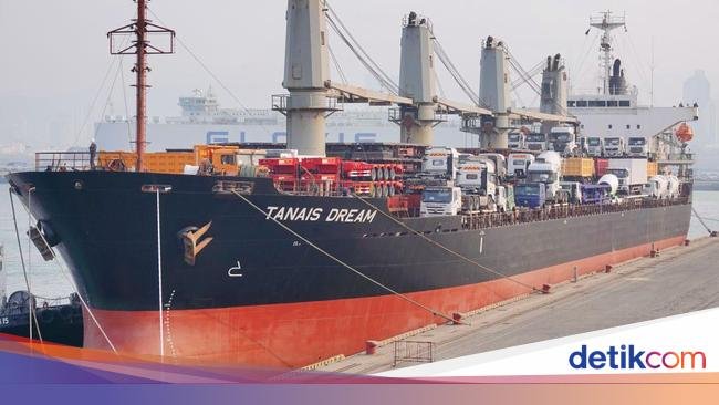 Potret Kapal Sino-Afrika 'Tanes Dream' Berlayar di Pelabuhan China