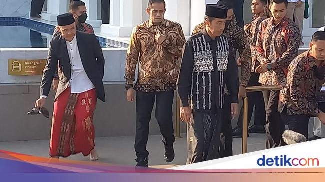 Capres Ganjar Dampingi Presiden Jokowi Salat Id di Masjid Syeikh Zayed Solo