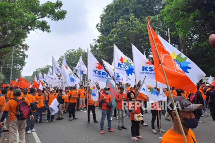 ASPEK Indonesia: Parpol dan Bakal Capres tak Ada yang Berani Tolak UU Cipta Kerja
