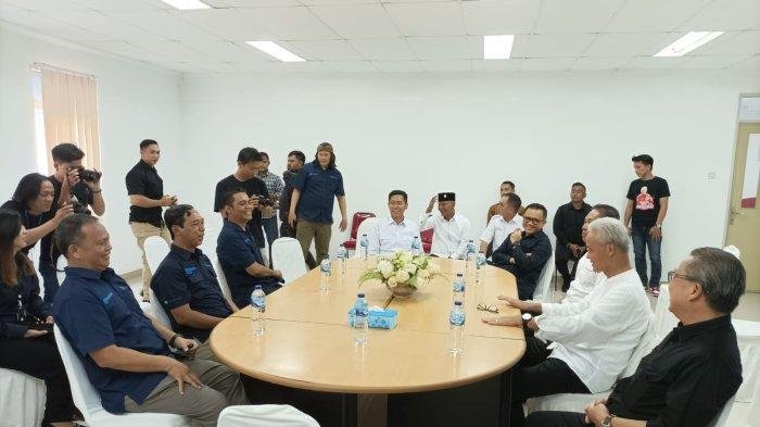 Breaking News: Capres PDIP Ganjar Pranowo Tiba di Kantor Tribun Manado
