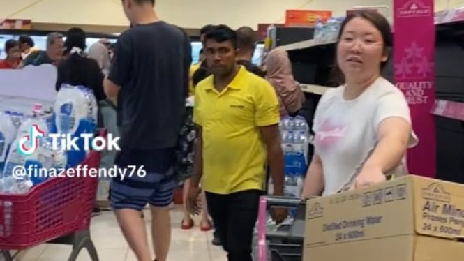 Detik-detik Warga Malaysia Serbu Supermarket, Borong Air Mineral Kemasan