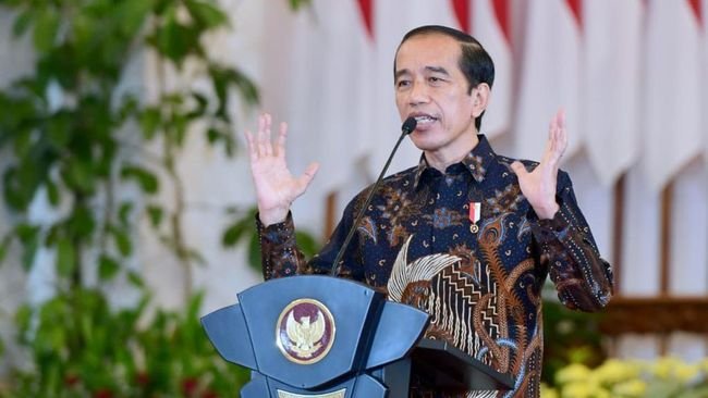 Ekonom Soroti Ambisi Jokowi di 2024, Apa yang Salah?
