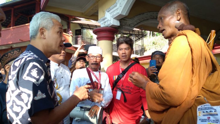 Rombongan Biksu Thudong Disambut Ganjar Pranowo, Ada yang Bilang Capres, Langsung Ditepak: Hush!