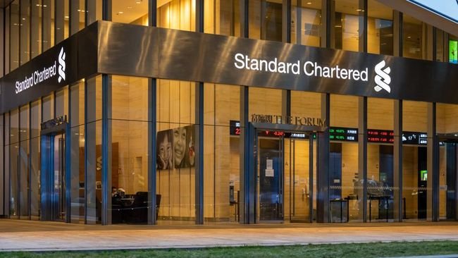 Standard Chartered PHK Lebih dari 100 Karyawan Demi Hemat Rp14 T