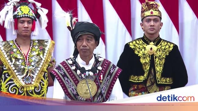Jokowi: Foto Saya Sama Capres Dipasang di Mana-mana, Boleh Saja