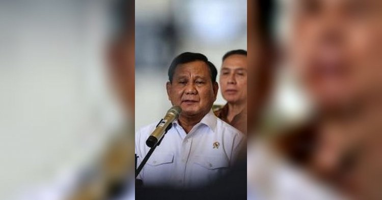 Capres Prabowo Lepas Kemeja Kebangaan Lempar ke Pendukung