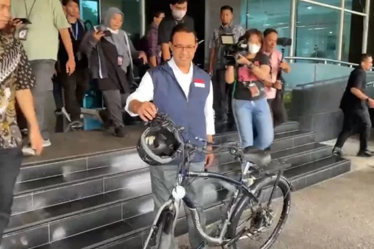 Buat Keterangan Sehat Untuk Daftar Capres, Anies ke RS Fatmawati Gowes Sepeda