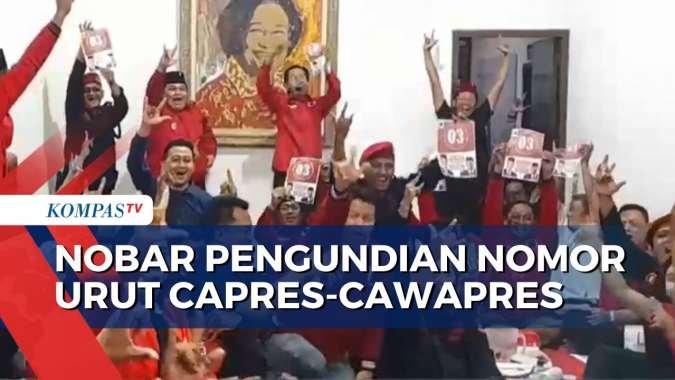 Relawan Ganjar-Mahfud di Surabaya Nonton Bareng Pengambilan Nomor Urut Capres Cawapres
