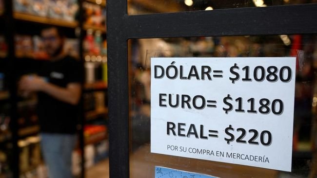 FOTO: Argentina Sengaja Pangkas Kurs Peso 50 Persen Atasi Krisis