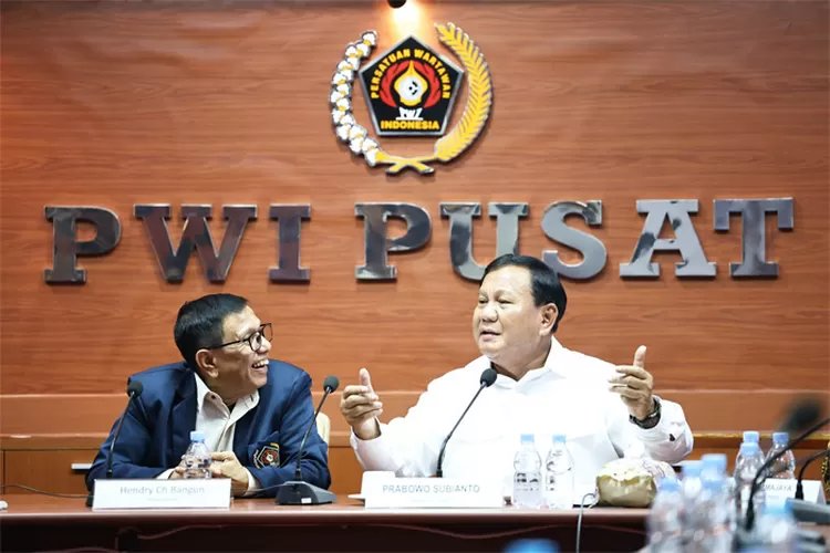 Momen Prabowo Lepaskan Pin Dinas Kemhan Saat Diundang sebagai Capres oleh PWI