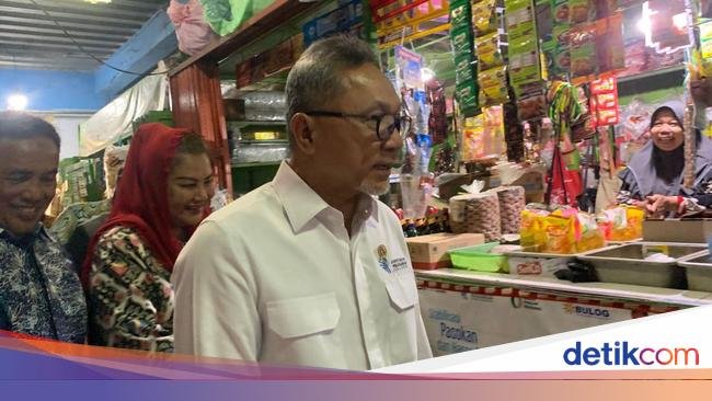 Sambangi Pasar di Semarang, Zulhas: Beras Aman!