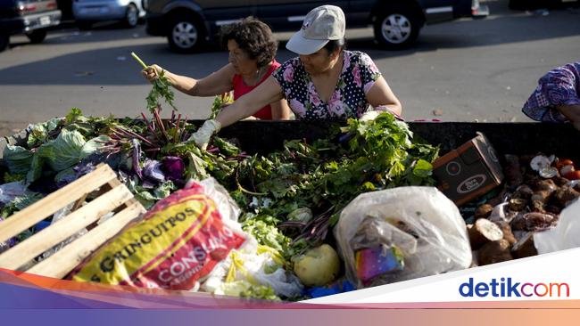 Biaya Hidup Mahal, Warga Argentina Mengais Sampah Sisa Sayur