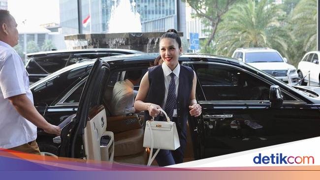 7 Gaya Sandra Dewi Naik Rolls Royce, Kado Dari Suami Kini Disita Kejagung