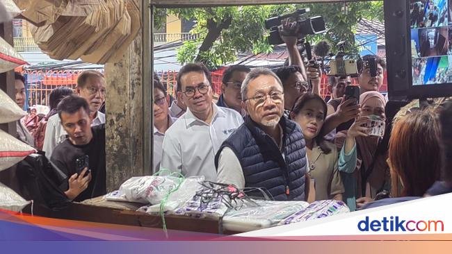 Blusukan ke Pasar Palmerah, Zulhas: Ayam Terlalu Murah, Gula Mahal!