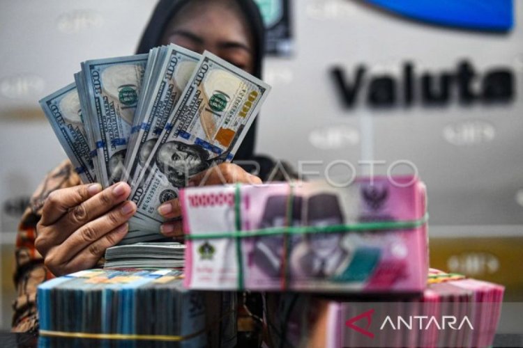 Rupiah melemah seiring sikap investor tunggu hasil pertemuan FOMC