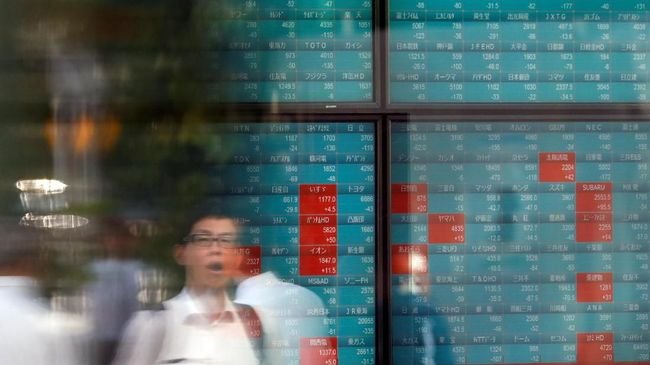 Indeks Nikkei Ambruk Nyaris 1% Jelang Pengumuman Siku Bunga The Fed