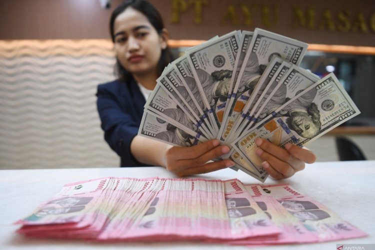 Rupiah Rabu pagi merosot 12 poin menjadi Rp16.303 per dolar AS