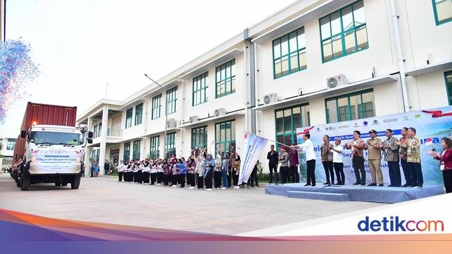 Jokowi Lepas Ekspor Perdana 16 Ribu Pasang Sepatu Produksi Batang ke AS