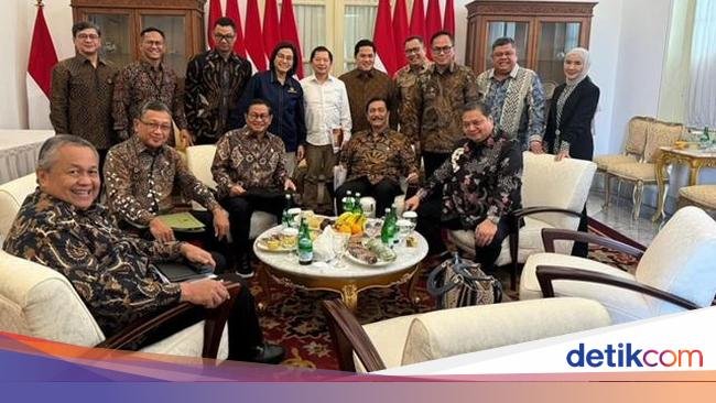 Senyum Menteri Saat Rapat Kabinet di Tengah Isu Reshuffle