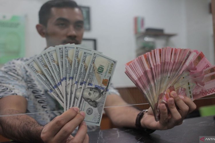 Rupiah menguat saat pasar tunggu kebijakan suku bunga AS