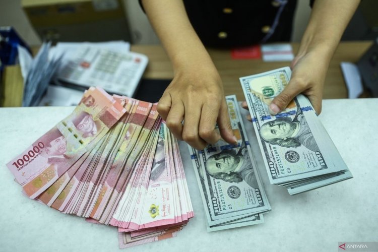 Rupiah merosot di tengah ekspektasi terhadap pemangkasan suku bunga AS