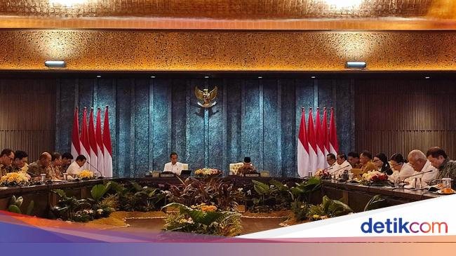 Jokowi Wanti-wanti PMI Manufaktur Anjlok, Singgung Serbuan Barang Impor