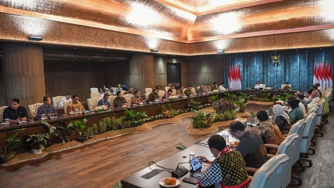 Jokowi Singgung Pelemahan Kinerja Manufaktur, Sorot Banjir Impor