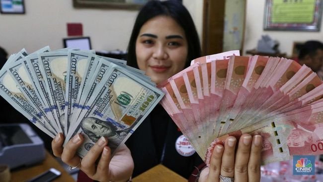 Breaking! Dolar Turun 1% ke Rp15.670/US$