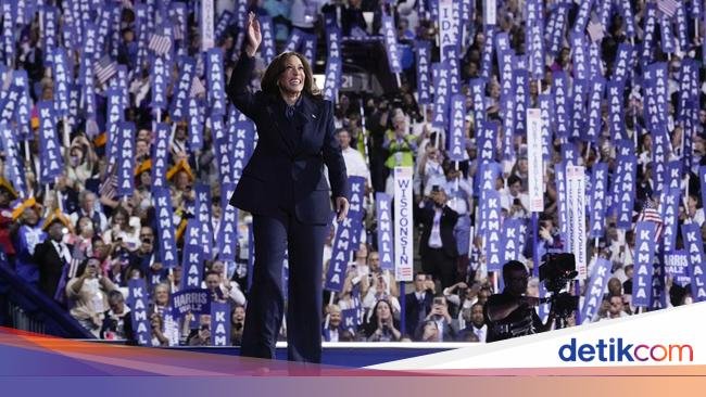 Kamala Harris Resmi Jadi Capres AS, Berbalut Powersuit Serba Hitam Chloe