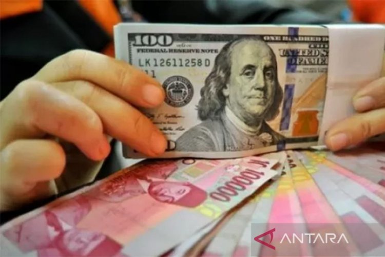 Rupiah melemah di tengah menurunnya prospek pemangkasan suku bunga AS