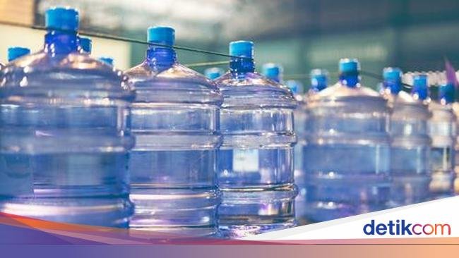 Bagaimana Air Galon Bisa Bikin Jutaan Warga Menengah RI Jatuh Miskin?