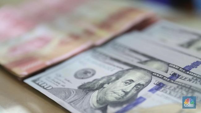 Sentimen Global Bikin Rupiah Ambruk, Dolar Naik ke Rp 15.480