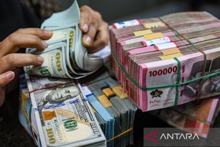 Rupiah turun seiring pasar amati perkembangan situasi di Timur Tengah