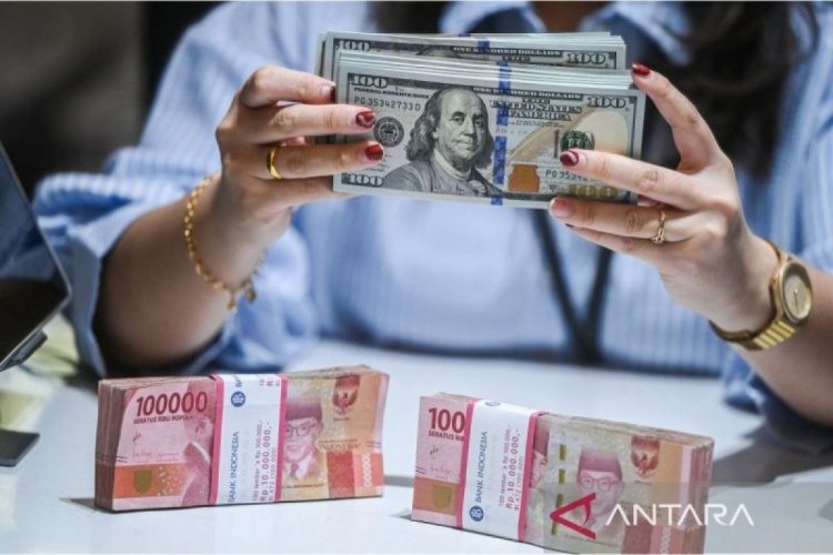 Rupiah tergelincir seiring dengan menurunnya ekspektasi pemotongan FFR