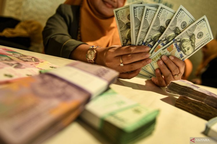 Rupiah Senin melemah menjelang rilis neraca perdagangan Indonesia