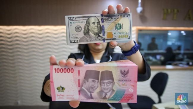 Pengusaha & Ekonom Ramal Dolar Bisa Lebih Kuat dari Rp 16.300