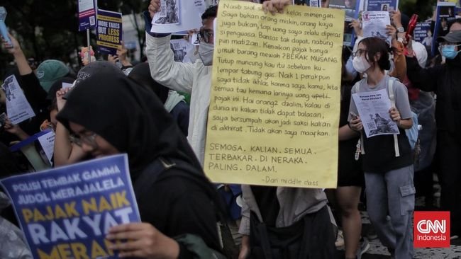 Ragam Poster Tolak PPN 12%: Pajak Tertinggi se-ASEAN, Dimana Otaknya?