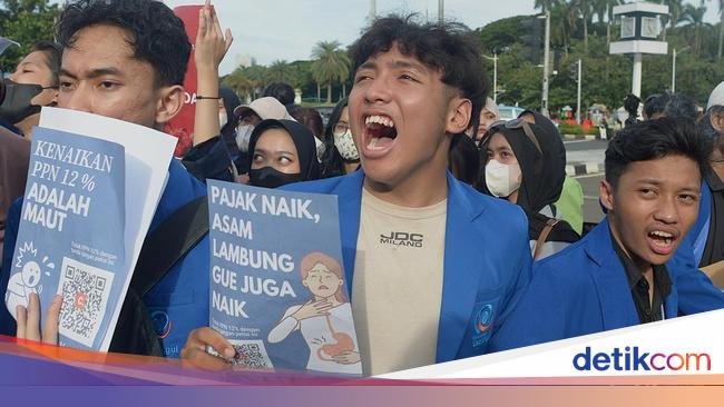 Mahasiswa Gelar Demo Tolak PPN 12 Persen di Patung Kuda